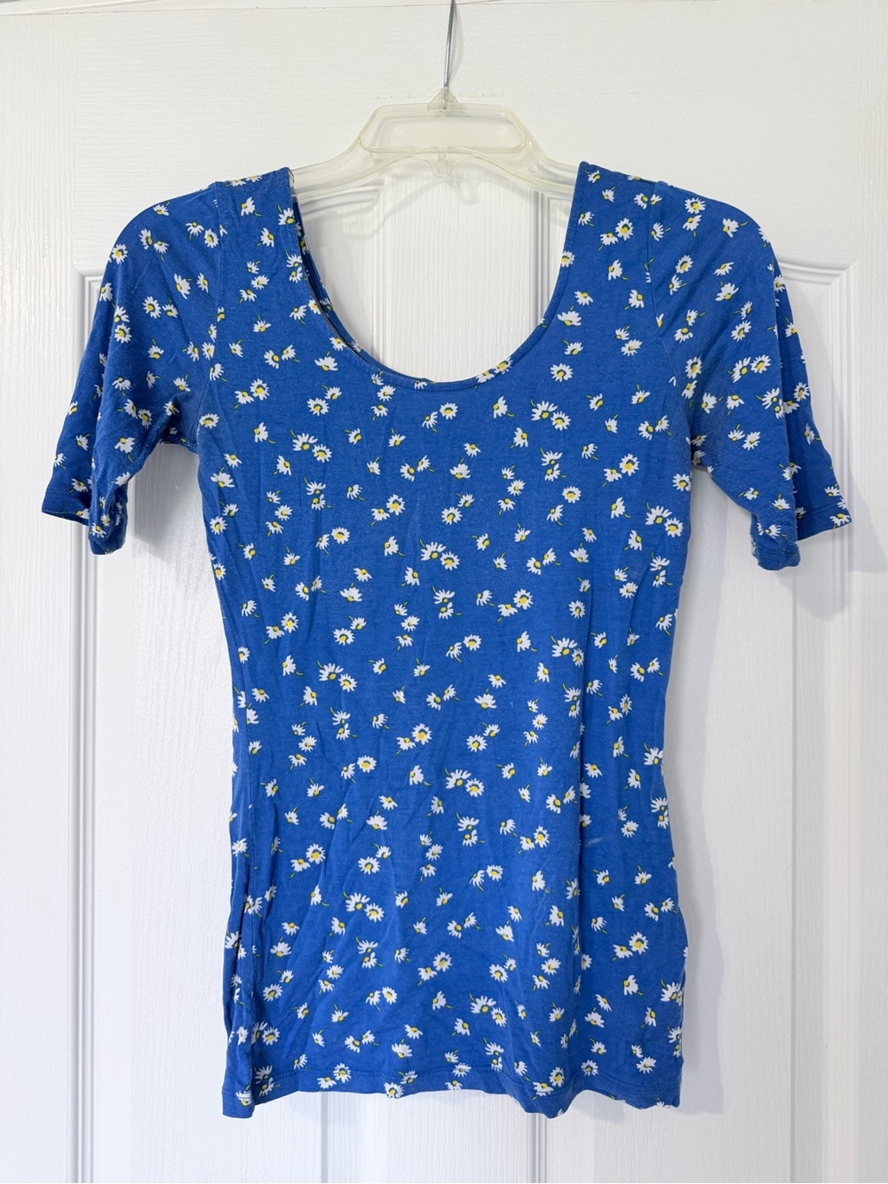 {Wet Seal} Indigo Bright Blue & Yellow Daisy Floral Scoop Neck Short Sleeve Top